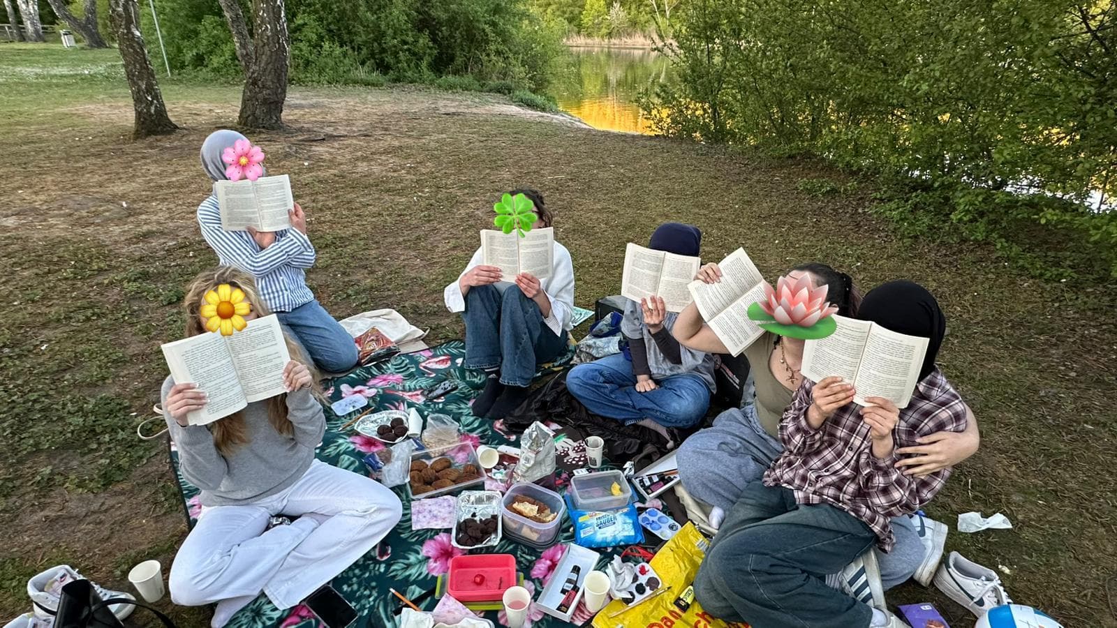 Lesegruppe im Freien beim Projekt Offene Seiten - Offene Begegnungen.